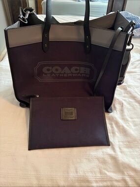 COACH Men's black and Gray Canvas Messenger Tote with Wrist Pouch 44” magnetic